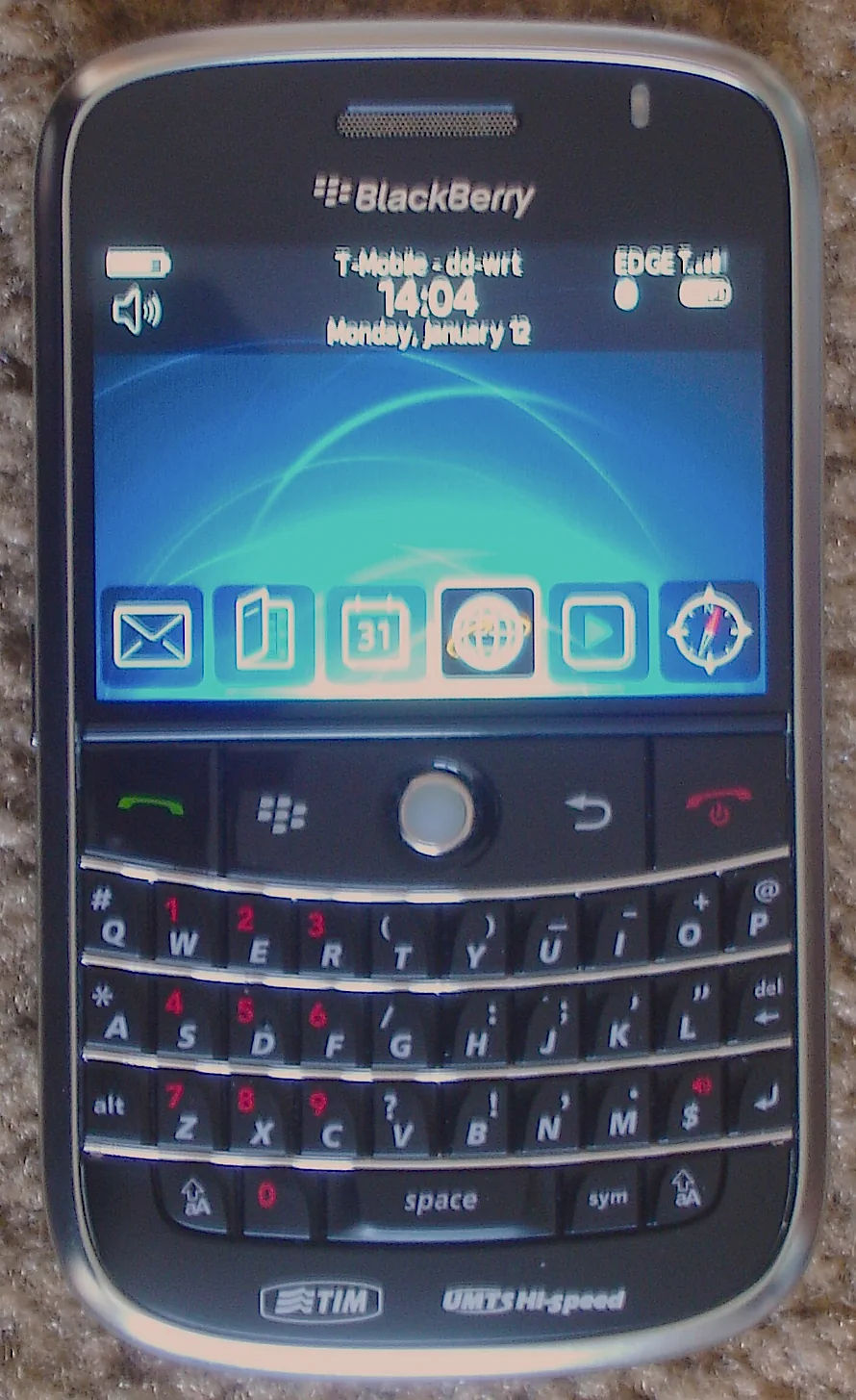 BlackBerry Bold 9000 实物，保留 TIM 标志及用户主题；不代表默认桌面