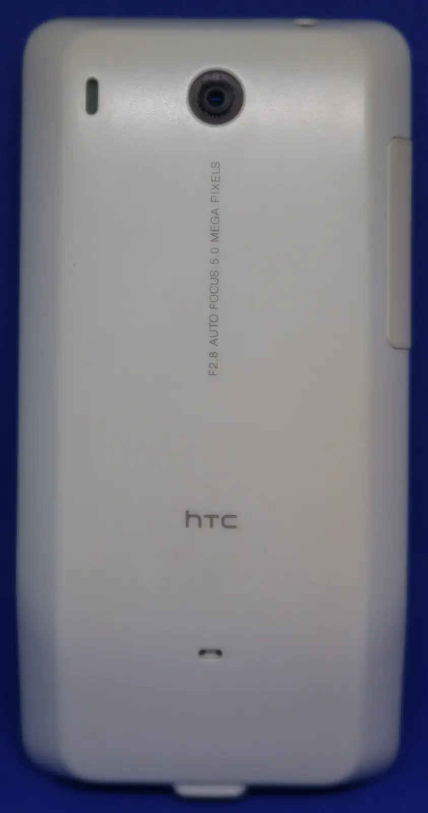 白色国际 GSM 版 HTC Hero 实机背面，摄像头及扬声器可见