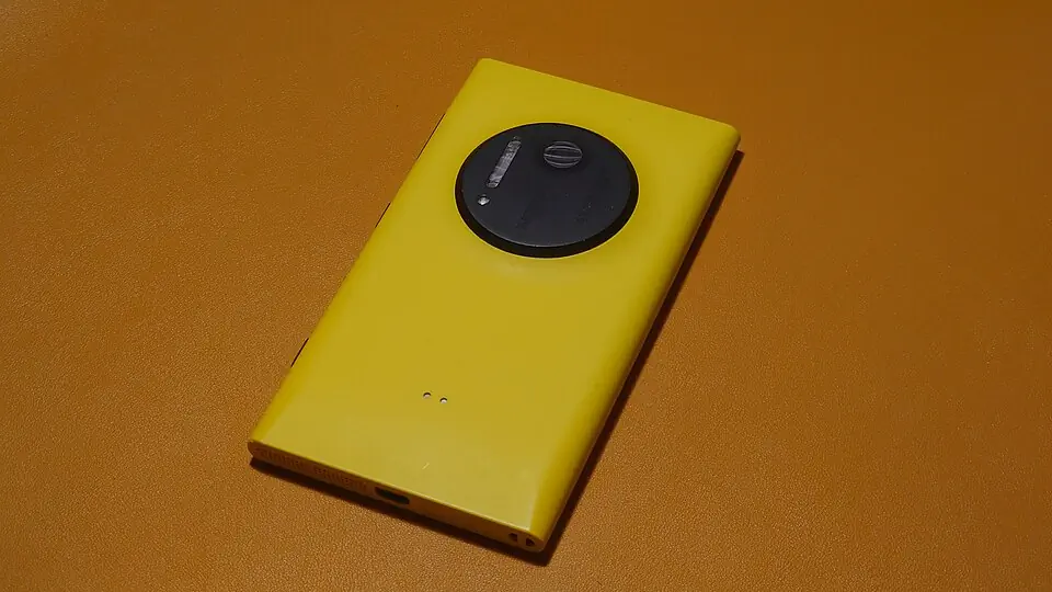 黄色 Nokia Lumia 1020 背面的圆形相机模组，原文件名为 Black