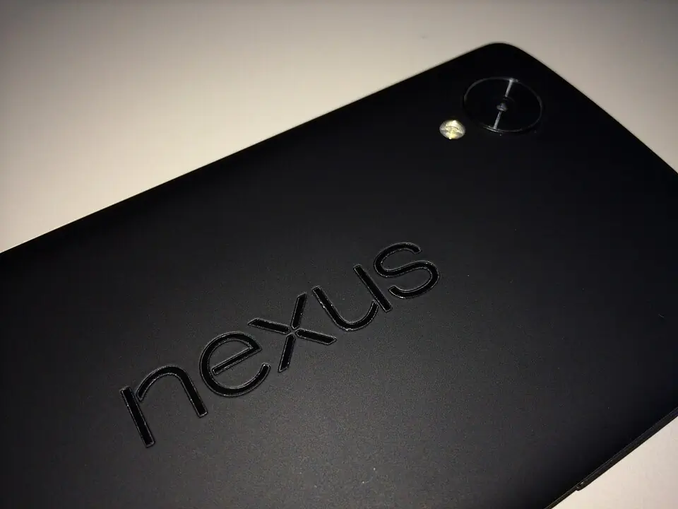 黑色 Nexus 5 实机背部特写，可见相机、闪光灯与 Nexus 标识