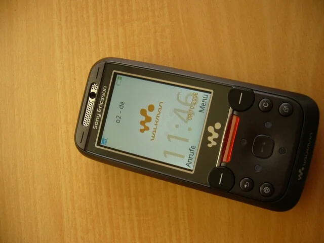 Sony Ericsson W850i 实机正面，屏幕显示拍摄时的德语界面