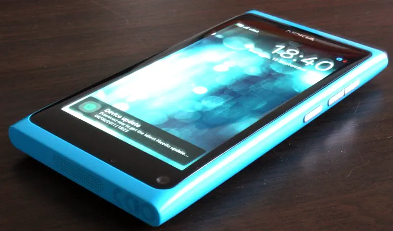 青色 Nokia N9 斜放实机，保留来源通知和屏幕内容